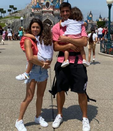 Nuria Moreno with her husband Gerard Moreno and daughters